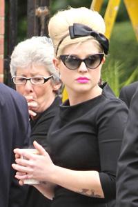 Kelly Osbourne bei der Beerdigung von Amy Winehouse