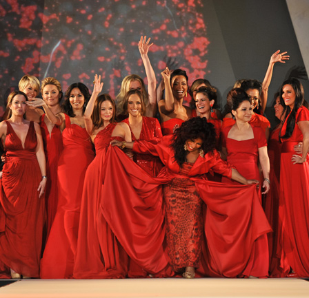 Rote Kleiderkollektion 2012 Modenschau