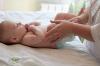 Die Schönheit und Vorteile der Babymassage – SheKnows