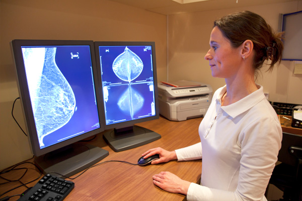 Mammographie wird vom Radiologen untersucht