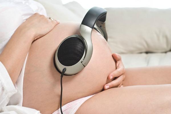 Schwangere Frau mit Musikkopfhörern