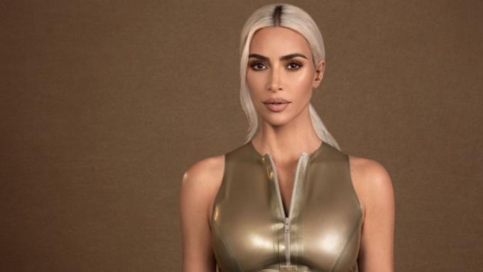 Η Kim Kardashian συνεργάζεται με την Beats by Dre για να κυκλοφορήσει ασύρματα airbuds 