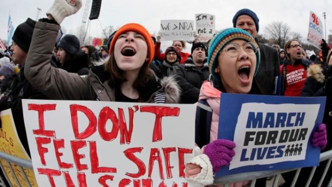 2018 年 3 月 24 日土曜日、シカゴで開催された銃規制を支持する「私たちの命のための行進」集会でサインを掲げるデモ参加者。 マージョリー・ストーンマン・ダグラス高校での銃乱射事件を受けて、10 代の生存者が組織の 1 つを組織しました。 DC での歴史上最大の若者の抗議行動であり、カリフォルニアから 日本。 (AP PhotoNam Y. え、ファイル)