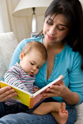 Mama und Baby lesen