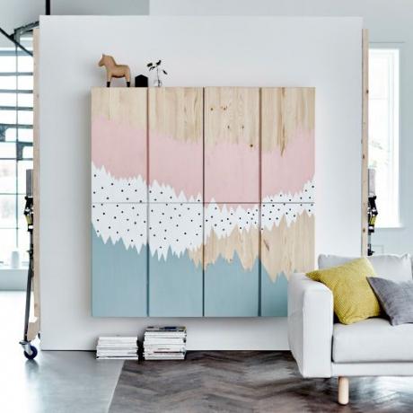 Beste Ikea-Hacks: Malen Sie ein Wandbild oder bedecken Sie es mit einer grafischen Tapete.