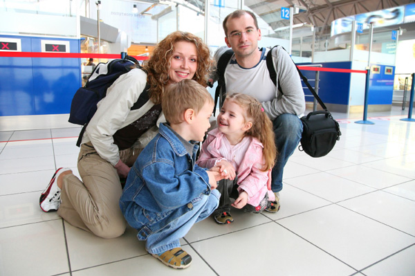 família no aeroporto