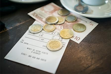 Café-Rechnung wird mit Euro bezahlt