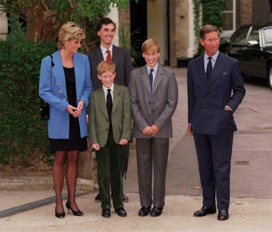 (L-R) Prinzessin Diana, Prinzessin von Wales, Prinz Harry, Prinz William und Prinz Charles, Prinz von Wales, nehmen am 6. September 1995 am ersten Tag von Prinz William am Eton College in Eton, England, teil. (Foto von Anwar HusseinGetty Images)