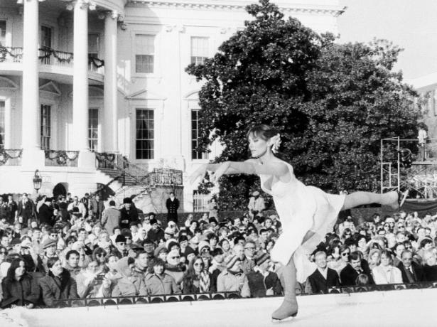 12221980 – Vašingtonas, Kolumbija – Buvusi olimpinė žvaigždė Peggy Fleming koncertuoja pietinėje Baltųjų rūmų pievelėje prezidentui Carteriui (už panelės Fleming) ir Slaptosios tarnybos nariams. 
