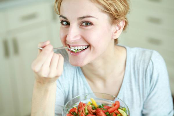 Frau isst vegetarisches Essen