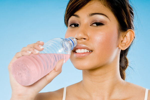Wanita dengan Botol Air