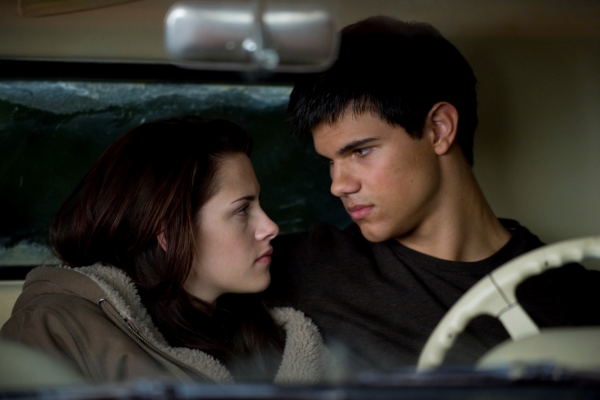 Bella y Jacob tienen un momento en la saga Crepúsculo: Luna Nueva