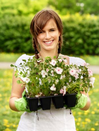 Boldog nő kertészkedés