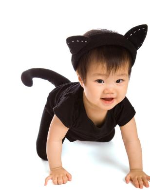 Baby trägt Katzenkostüm