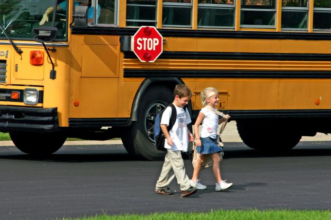 Gyermekek az iskolabusz előtt