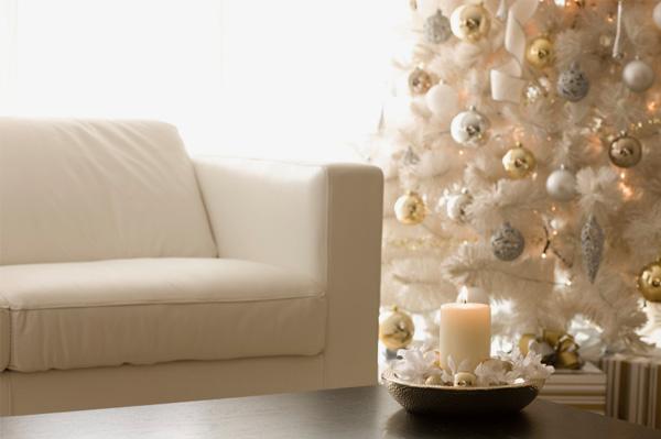 Belo umetno božično drevo