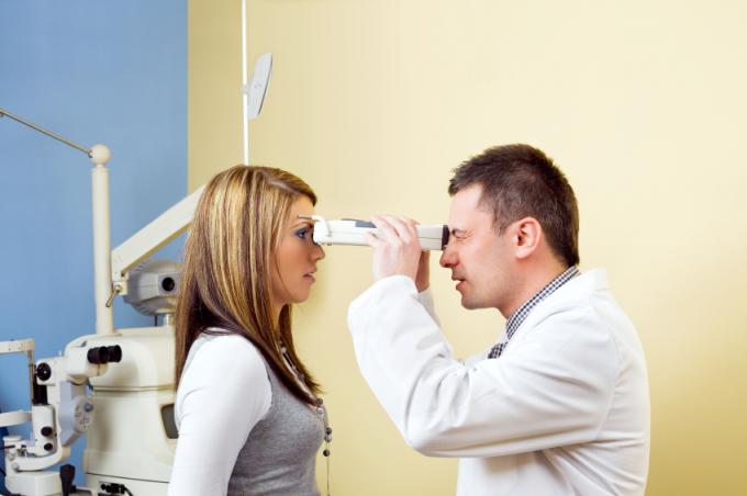 Nainen tarkistaa silmänsä kroonisten sairauksien, kuten diabeteksen, varalta