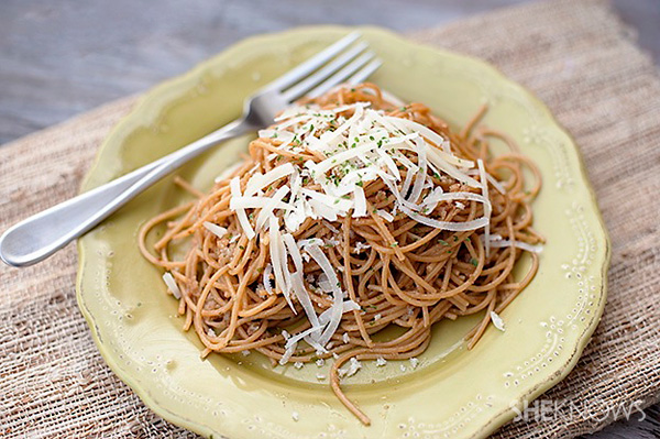  Шпагети са сосом од смеђег маслаца од лимуна и белог лука 