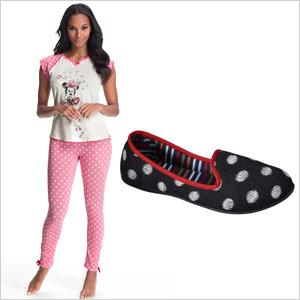 Pijama de Minnie Mouse y pantuflas de lunares