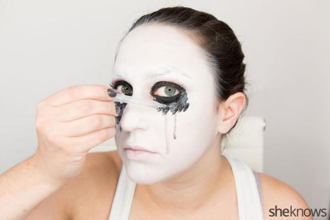 American Horror Story Halloweenowy makijaż: Krok 10