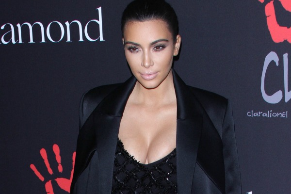 Kim Kardashian y celebridades haciendo alarde de su imagen corporal positiva en las portadas de revistas
