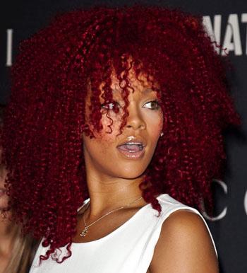 Rihanna kudrnaté vlasy