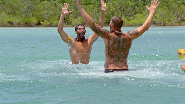 Nick Maiorano y Scot Pollard celebran la victoria del desafío en Survivor: Kaoh Rong