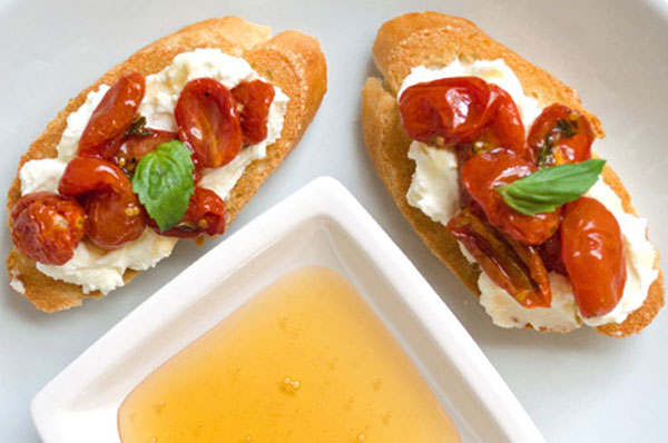 Honing-tomatenbruschetta met ricotta-kaasvoorgerecht | Sheknows.com