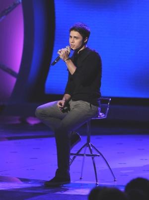 რეი მღერის პატარა ქვეყანას American Idol- ზე