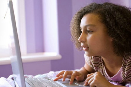 Junger Teenager am Computer
