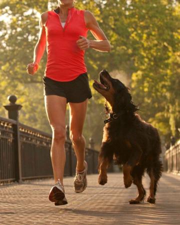 wanita berlari dengan anjing