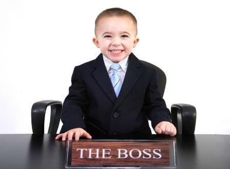 Мали дечак је шеф