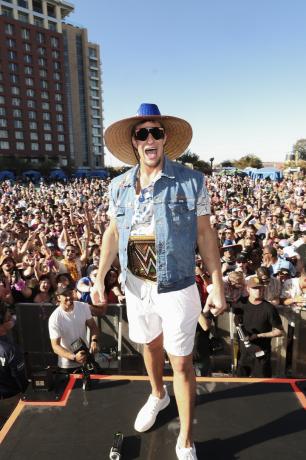 Rob Gronkowski na pódiu Gronk Beach v podaní The Beast Unleashed, ktorý sa konal v Talking Stick Resort 11. februára 2023 v Scottsdale v Arizone.