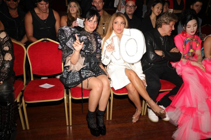PARIS, FRANȚA - 05 IULIE: (NUMAI UTILIZARE EDITORIALĂ - Pentru uz non-editorial, vă rugăm să solicitați aprobarea Casei de modă) Camila Cabello și Shakira participă la show-ul Viktor & Rolf Haute Couture toamna iarnă 20232024, ca parte a Săptămânii modei de la Paris, pe 05 iulie 2023 la Paris, Franţa. (Fotografie de Pierre SuuGetty Images)