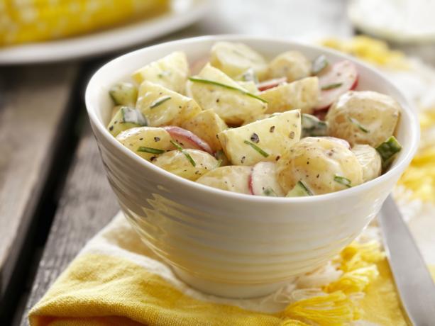 Svētku kartupeļu salātu receptes