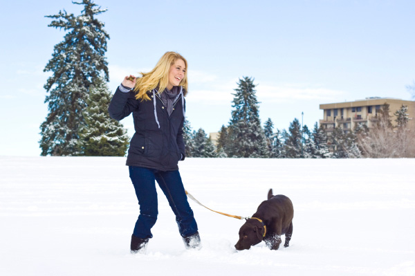 Sieviete ar suni sniegā