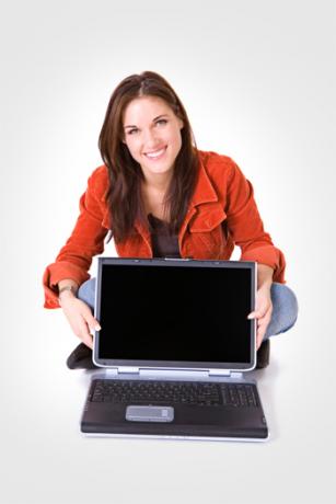Kobieta z nowym laptopem