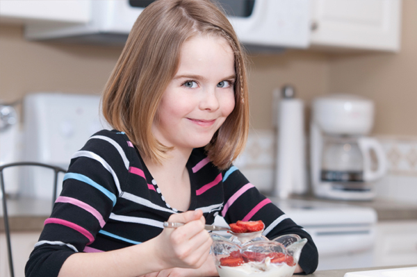 朝食を食べる女の子