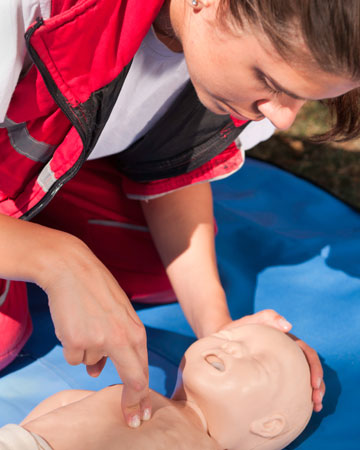 Māte mācās sniegt zīdaiņiem CPR