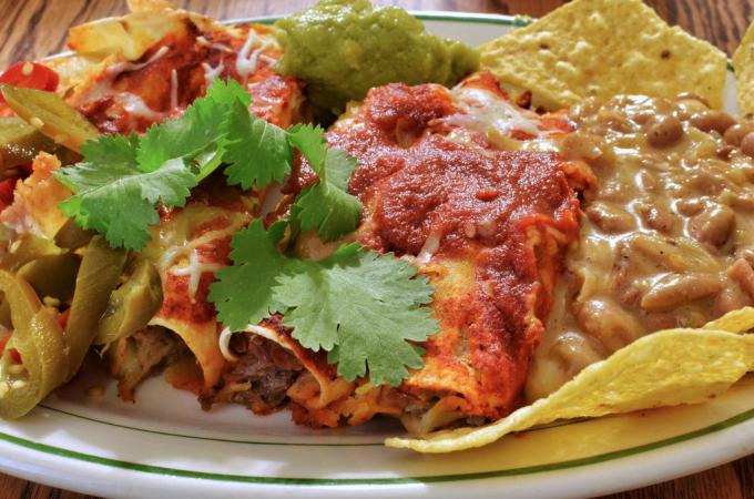 सेम के साथ enchiladas की एक प्लेट