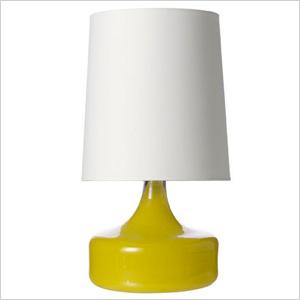 Żółta lampa stołowa