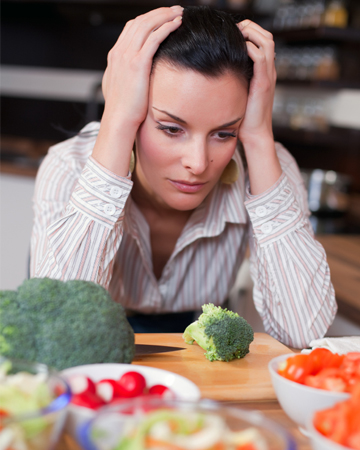 健康食品を見ている女性