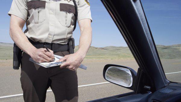 Autópálya -járőr jegyet ír