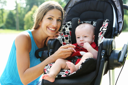 Vrouw met baby in kinderwagen