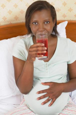 Terhes nő áfonyalét iszik