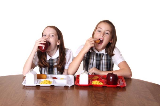 gyerekek iskolai ebédet esznek
