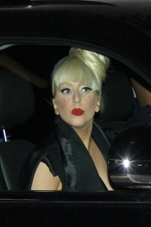 Lady Gaga priima didvyrio apdovanojimą „Trevor Project“ lėšų rinkimo metu