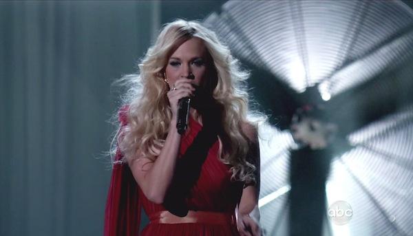 Carrie Underwood tritt live auf