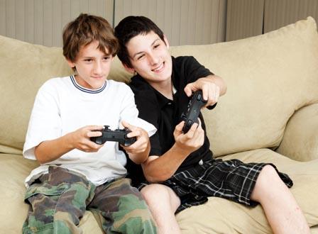 Дечаци играју видео игре 