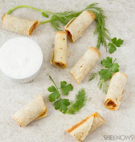 Pepperoni pizza taquitos ranch mártással
